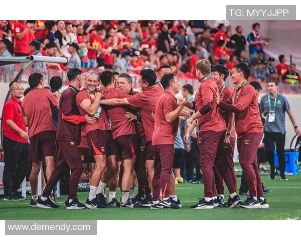 国足迎战劲旅全场鏖战九十分钟终实现逆转胜掀起全国球迷热潮 国足迎战劲旅全场鏖战九十分钟终实现逆转胜掀起全国球迷热潮