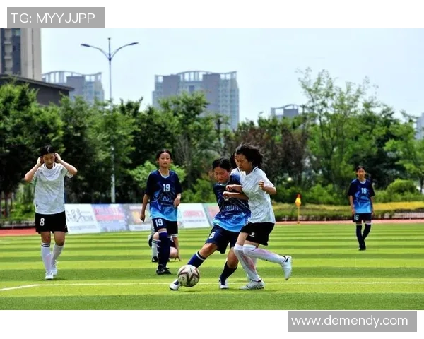 足球运动员的拼搏与梦想：从少年到球场英雄的成长之路